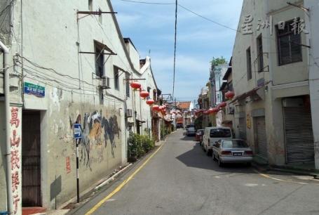 豆腐街每年都有年景布置、灯笼、壁画加上浓浓的人情味，是马六甲最具华人风味的一条老街。（马来西亚《星洲日报》）