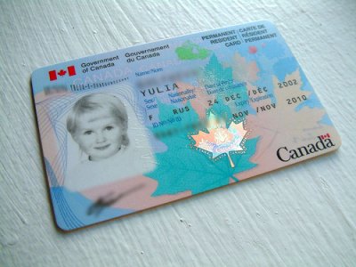 移民部发出业务通告，换发枫叶卡时新卡只能寄到申请人在加拿大的居所，不能以第三方地址取代。（资料照片）