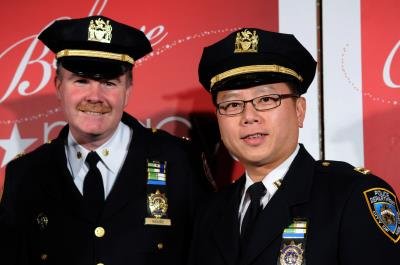 吴铭恒（右）与109分局前任局长马魁尔(Inspector