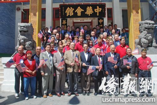 参加升旗仪式的人们合影，共同庆祝美国238周年国庆。（美国《侨报》/吴卓明