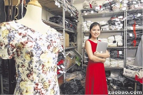 陈一凤大学时就设立网店，从外地进口女装在网上售卖。（新加坡《联合早报》/唐家鸿
