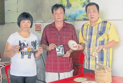 陈彼得(右)指曾凤莺(左)当时是在店内,而非五脚基售卖中国商品,中是薛志华。(马来西亚《南洋商报》)