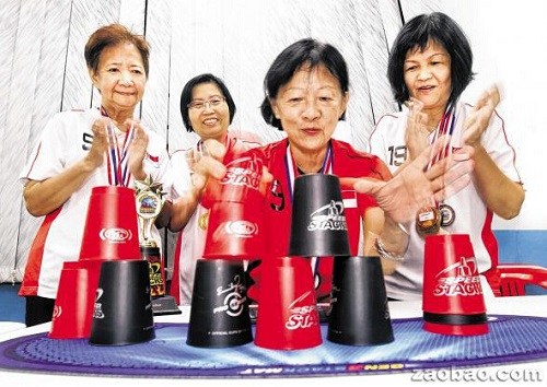 钟丽明（左起）、潘碧玲、戴凤娴、钟露明在世界竞技叠杯锦标赛中勇夺冠军并还打破世界纪录。（新加坡《联合早报》/周柏荣