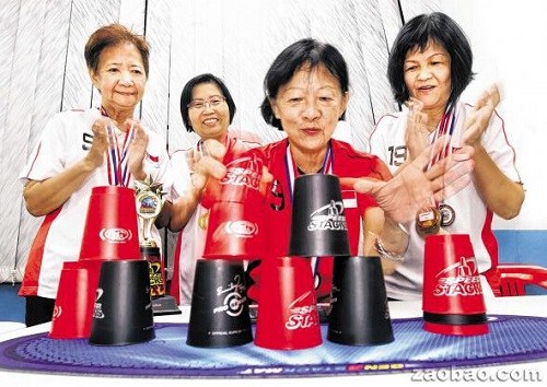 钟丽明(左起)、潘碧玲、戴凤娴、钟露明在世界竞技叠杯锦标赛中勇夺冠军并还打破世界纪录。(新加坡《联合早报》/周柏荣