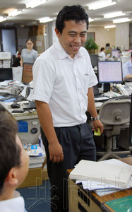 图为从事工业零件贸易的大阪艾博恩公司的印度尼西亚员工。7月8日摄于大阪市中央区。（日本共同社）