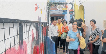 爱情墙开幕，吸引游客过来围观凑热闹。（马来西亚《南洋商报》）