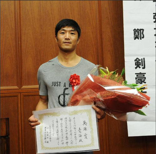 7月15日，在日本冈山县，中国留学生青海获颁英雄奖。（新华社/马兴华