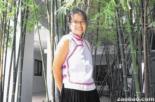 穿上云南民族服装的陈纯恩,很感激父母所给予她的不一般教育和经历。(新加坡《联合早报》/邝启聪