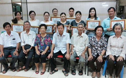 柬埔寨福建会馆为所属民生中学任满回国的中国援柬教师设宴饯行。（柬埔寨《星洲日报》）