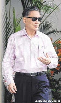 被告王世澈在列车上要求年轻男子让位给老婆婆,结果两人起争执,还大打出手。(新加坡《海峡时报》)