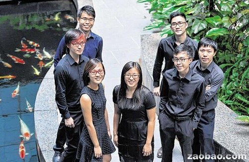 戴庭玮(左起)、陈一灵、朱韵F、吴彦涵、吴尽光、卞和以及郑茁是本届新加坡报业控股新闻从业奖学金得主。(新加坡《海峡时报》)