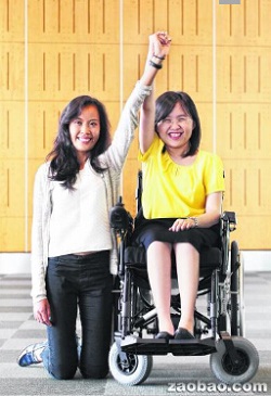 卢家玮（19岁，右）和邝淑映（19岁）22日分别获新加坡政府奖学金和海外优异奖学金到国外深造。（新加坡《联合早报》/周柏荣