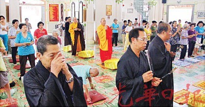 槟城佛学院举行超度法会为马航坠机灵魂祈福安息。（马来西亚《光华日报》）