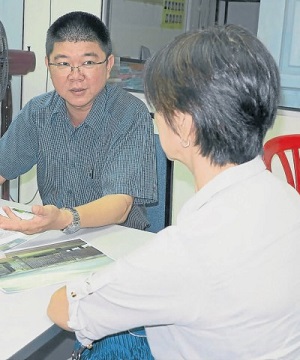 黄秀英(背向镜头)向陈仲祥讲述儿子向阿窿借贷而被拖累,要求阿窿勿再骚扰她。(马来西亚《南洋商报》)