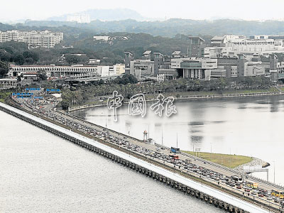 部分新加坡永久居民不愿缴付入境费后还要需忍受长堤塞车之苦,计划迁入新加坡生活。(马来西亚《中国报》)