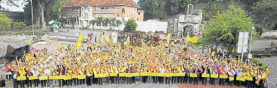 千余名来自全国各地的黄氏宗亲参与“踩街礼”活动，场面壮观。（马来西亚《中国报》）