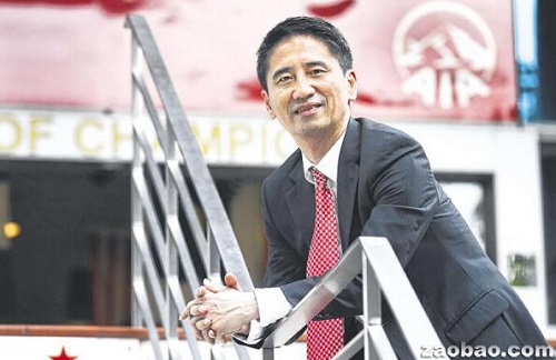李玮:每个保险从业员的起步都很艰难。一般人都得一个电话接着一个电话打,一家一家地敲门探问来开拓客源。(新加坡《联合早报》/陈斌勤