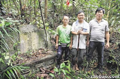 苏亚明、吴安全和李志强(左至右)摄于建国总理李光耀曾外祖父蔡应昌的墓前,这个藏在深山老林的古墓已有127年历史。(新加坡《联合早报》/严宣融