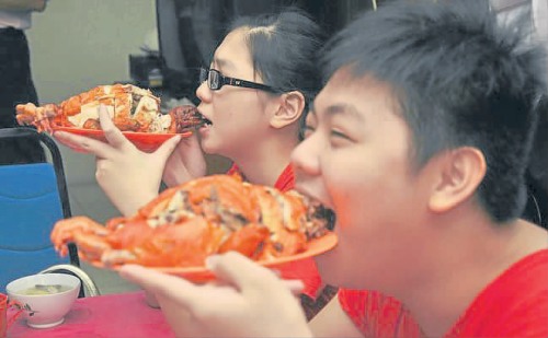 咬鸡头,往后就能出人头地、在事业上独占鳌头。(马来西亚《南洋商报》)