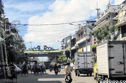 印尼泗水唐人街与许多地方的唐人街一样，喧闹而杂乱，却又充满了人气和活力。(新加坡《联合早报》/文松