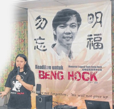 赵丽兰叙述追求公道的斗争史。(马来西亚《南洋商报》)