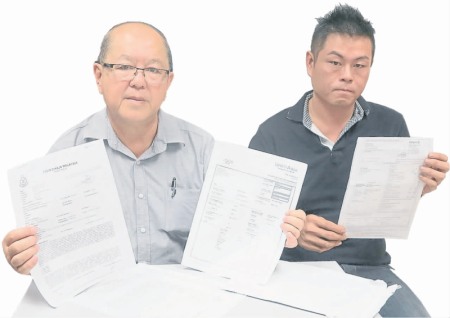 沈同钦（左）指事主王显裕身分证遭盗用，利用复印本一人注册8辆轿车。（马来西亚《南洋商报》）