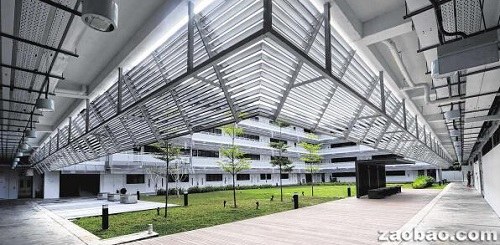 文化学院的“口”字型主体建筑群中,上方廊道较长的四层校舍楼是儿童文化艺术课程班,右端廊道较短的四层校舍楼用以开办成人文化课程,下方廊道较长的两层校舍楼由舞蹈剧场和福建会馆办事处共用,左方两层建筑是多种用途礼堂。(新加坡《联合早报》援引新加坡《海峡时报》)
