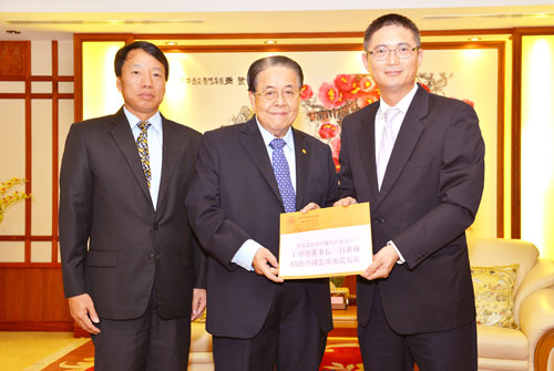 王学厚先生赴中国驻泰大使馆捐献100万泰铢。（泰国《京华中原联合日报》）