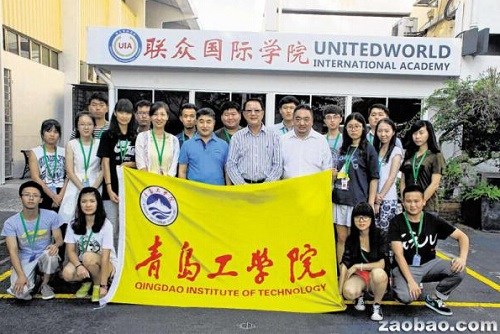 青岛工学院的优秀选拔生来到联众国际学院进行培训和游学。图中站立前排左五起为：李光宙、王国华、靳纯青。（新加坡《联合早报》/受访者提供图片）