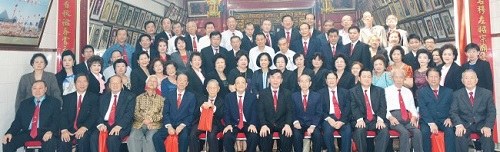 雅加达张氏宗祠宗亲互助会第22届理监事合影留念。（印尼《星洲日报》）