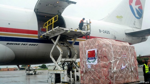 中国赴西非三国抗击埃博拉疫情援助物资抵达科纳科里。（BBC中文网）
