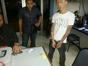 网上疯传涉及“假车祸而真索赔案件”的26岁的华籍青年已遭刑警扣查。（马来西亚《诗华日报》）
