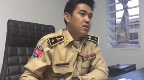 金边警察局副局长波隆松主持记者会。(柬埔寨《星洲日报》)