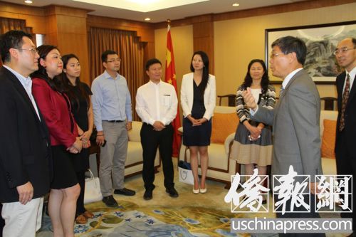 刘健总领事接受中资企业协会代表捐款。(美国《侨报》/周慧一