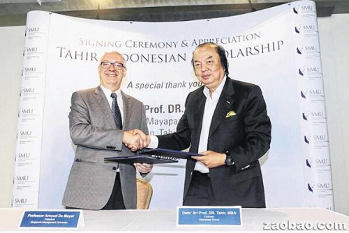 印尼华商翁俊民（右）和新加坡管理大学校长梅雅诺教授18日签署设立“翁俊民印尼奖学金”的合作协议。（新加坡《联合早报》/林国明