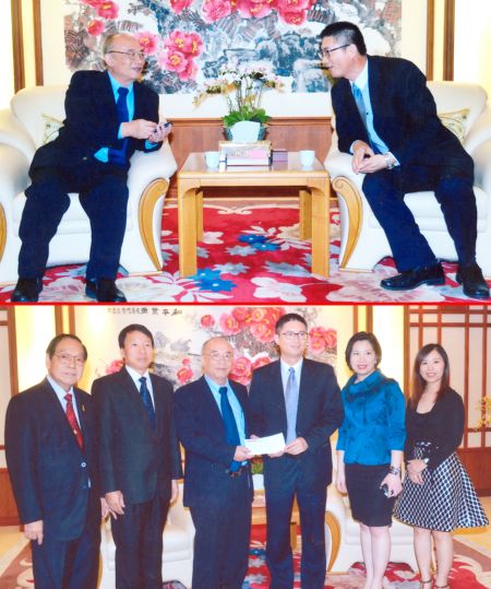 图上:朱伟东参赞与王杏生总裁交谈灾情。下:王杏生总裁向朱伟东参赞呈交一百万铢善款。(泰国《京华中原联合日报》)