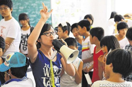刘东宇从大一开始参加以“感恩”为主题的海外社区服务，与同学一起到中国秦皇岛山区的学校去做义工。（新加坡《联合早报》/受访者提供图片）