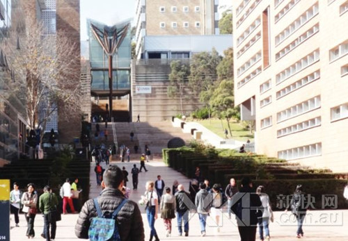 澳洲大学吸引着成千上万的中国留学生前来就读。(李馨宇