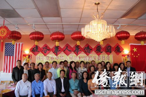 硅谷中国国庆委员会成员合影留念。(美国《侨报》/关键