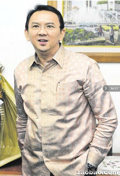 钟万学料将接替佐科出任雅加达首都特区首长,他现在是印尼最耀眼的华裔政治明星。这是他上周在雅加达办公室接受外媒访问时拍的照片。(新加坡《联合早报》援引法新社)