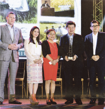 由政府颁发“杰出农业商人奖”予本会副理事长林育庆博士，并与颁奖者合照。（菲律宾《世界日报》）