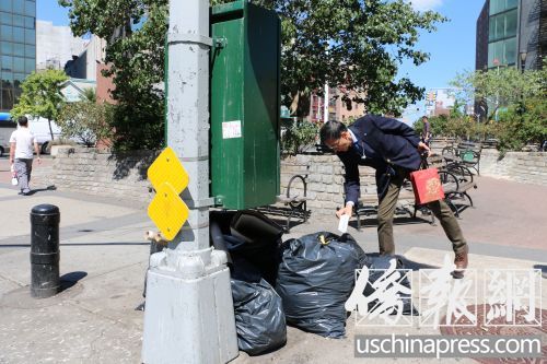 陈作舟指着正午时分就出现的垃圾袋感到非常无奈。(美国《侨报》/苏夏竹