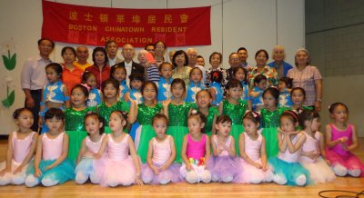 华埠居民会中秋节庆祝会，该会主席、执行委员和茉莉花舞蹈团团员合照。(美国《世界日报》/薛剑童