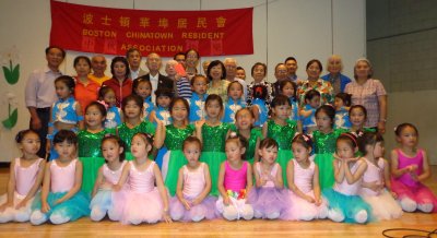 华埠居民会中秋节庆祝会,该会主席、执行委员和茉莉花舞蹈团团员合照。(美国《世界日报》/薛剑童