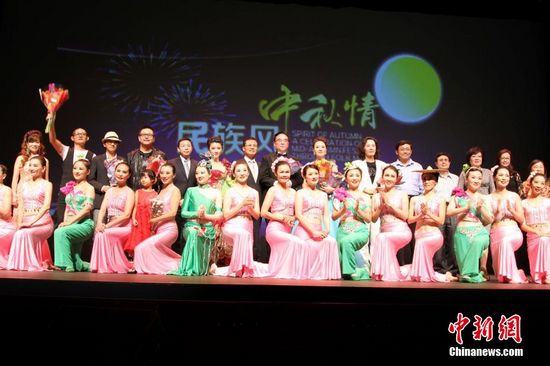 中国侨网当地时间9月5日晚,由《侨报周末》主办、亚洲文化中心承办、芝加哥中文网支持的“民族风·中秋情”大型歌舞晚会在芝加哥西郊杜佩琪学院艺术中心隆重上演。近千名观众在现场欣赏了当晚的精彩演出。据了解,此大型歌舞晚会在美共有三场演出,5日晚在芝加哥演出后,演出团还将赴