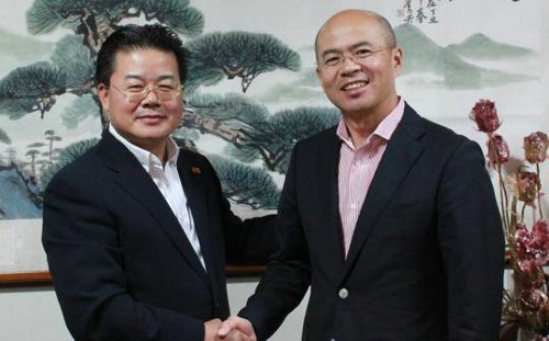 中国侨网图为刘毅仁总领事(图右)与爱媛县华侨华人联合会会长林全南。(爱媛县华侨华人联合会 摄)