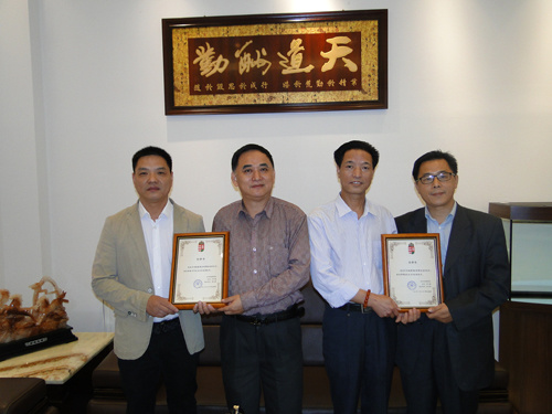中国侨网匈牙利福建商会会长刘文建（左2）、执行会长曾玉根（右2）向新当选副会长陈月平（左1）、傅斌（右1）颁发任命书。