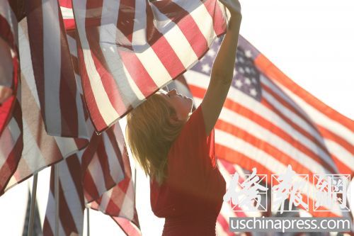 中国侨网旗海中的一名红衣女子。(邱晨 摄)
