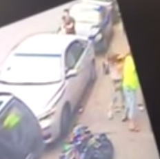 中国侨网针对图片上黄色上衣的男子于现场拉扯,孟雅玲亲友在12日前往警分局报案。(美国《侨报》援引Youtube)
