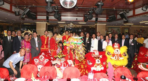 中国侨网周吉庆会长与李平公参等嘉宾在舞狮前合影。（法国《欧洲时报》/孔帆 摄）